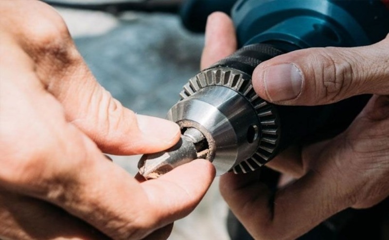 khac-phuc-may-khoan-bi-nong-3